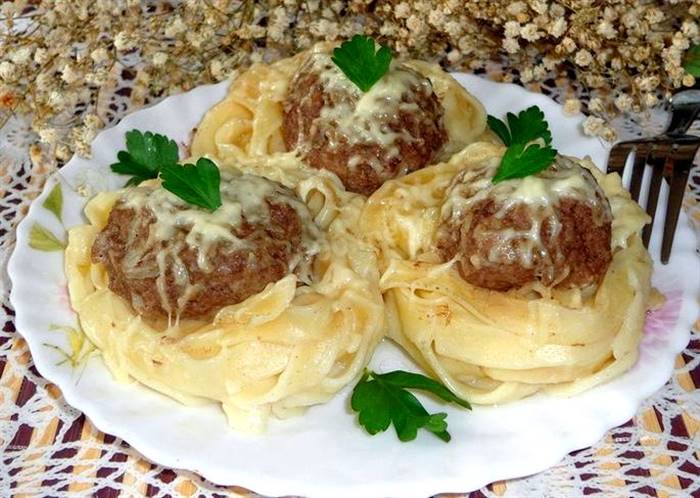 Макарони гнізда з фаршем на сковороді тонкі гнізда з локшини